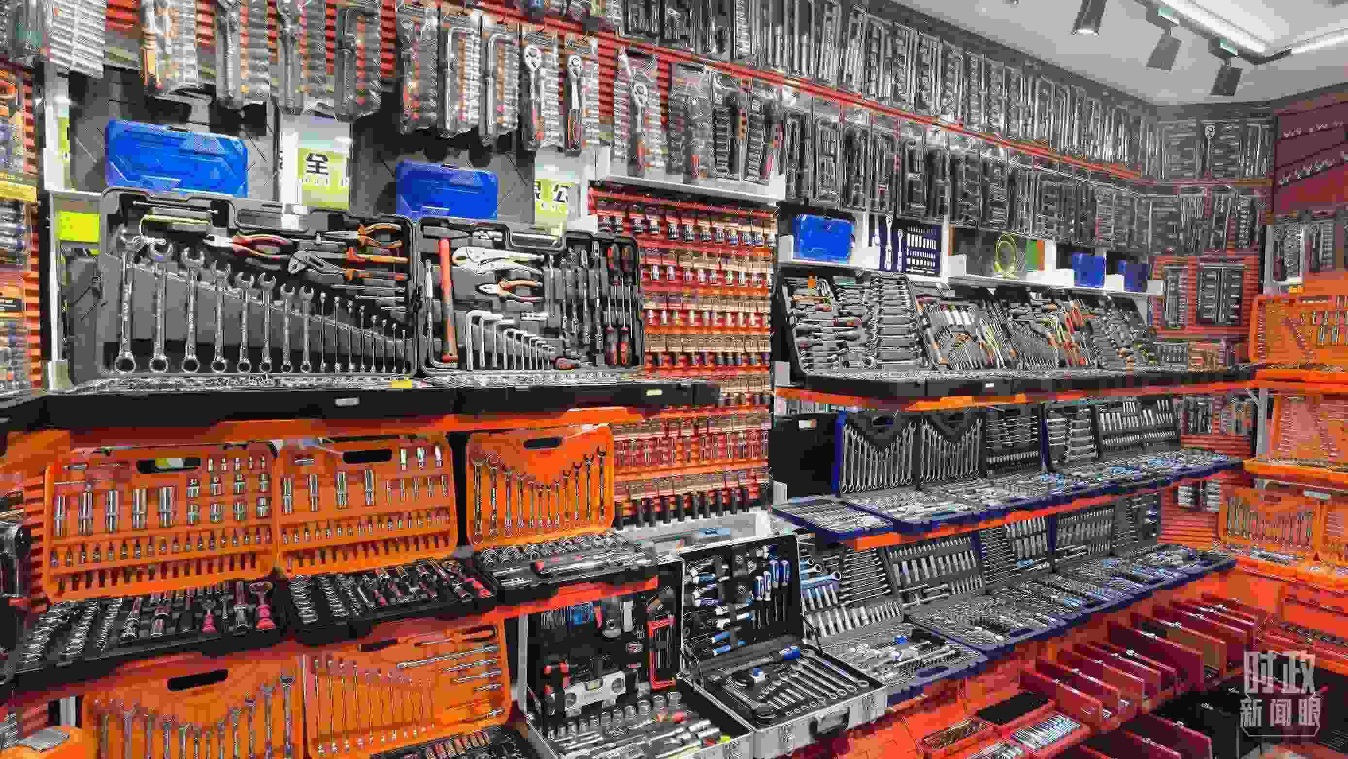 △義烏國(guó)際商貿(mào)城內(nèi)的一家五金店，貨品豐富。（總臺(tái)央視記者石丞拍攝）