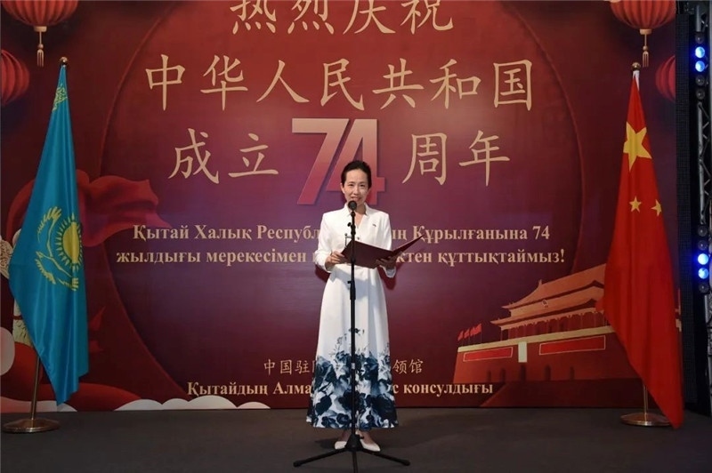 圖為蔣薇總領(lǐng)事致辭。駐阿拉木圖總領(lǐng)館供圖