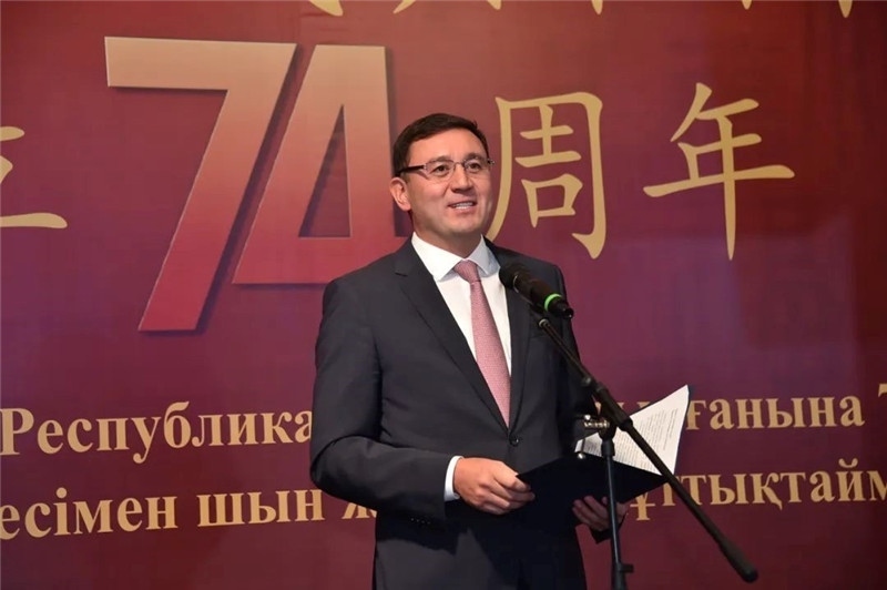 圖為哈外交部駐阿市代表布列格諾夫致辭。駐阿拉木圖總領(lǐng)館供圖