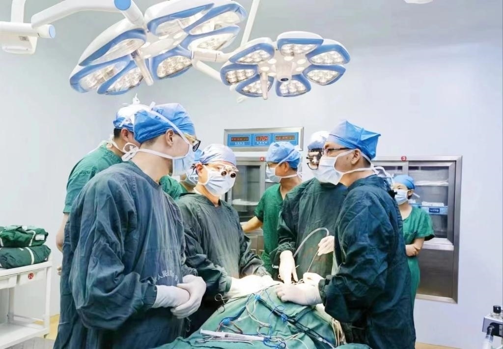 浙江省人民醫(yī)院畢節(jié)醫(yī)院的醫(yī)師團隊正在為患者李老伯進行手術(shù)。（王磊波 攝 新華社發(fā)）