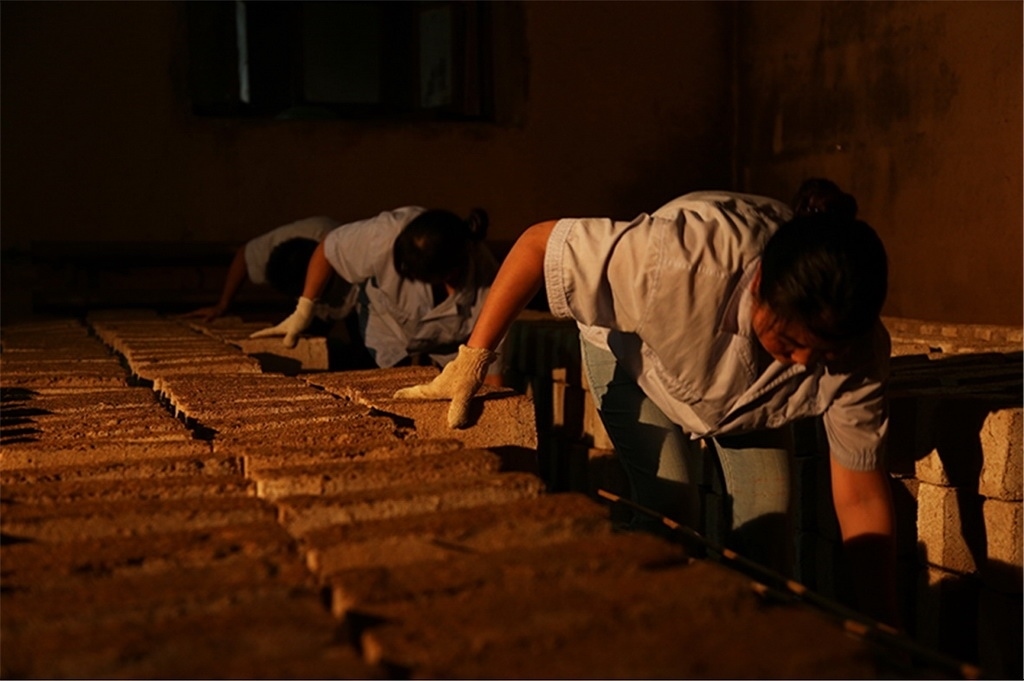 匠人師傅正在翻動曲胚。張?zhí)炝z