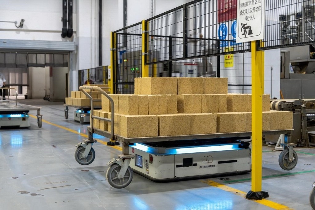 在701制曲車間，運輸機器人等智能化設(shè)備已實現(xiàn)規(guī)模化應(yīng)用。王哲攝