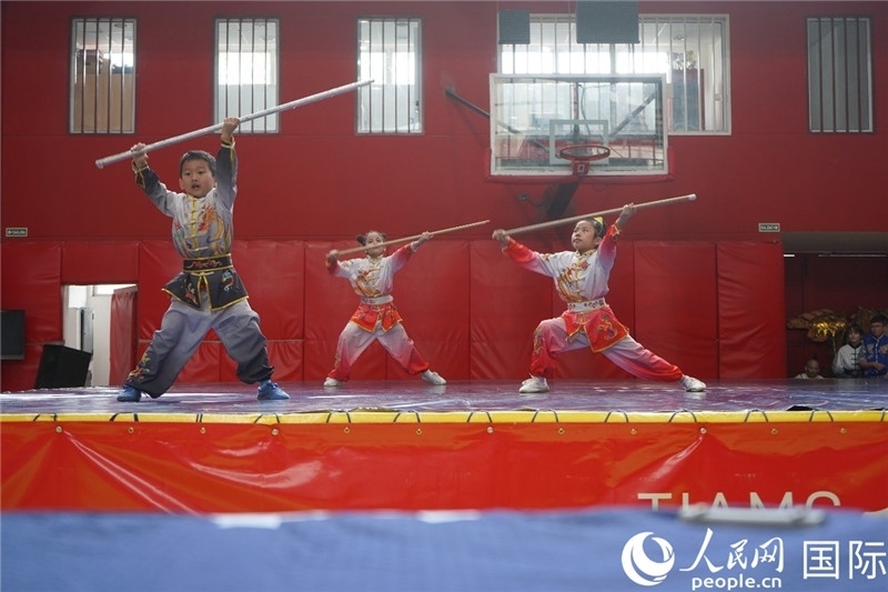圖為開幕式現(xiàn)場兒童武術(shù)表演。人民網(wǎng)記者 許放攝