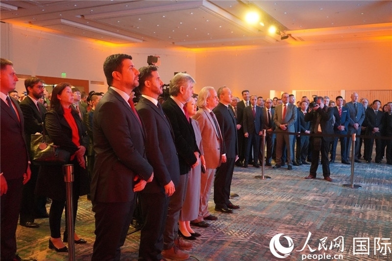 圖為招待會(huì)現(xiàn)場(chǎng)演奏兩國(guó)國(guó)歌。人民網(wǎng)記者 許放攝