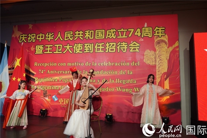 圖為招待會(huì)現(xiàn)場(chǎng)中國(guó)傳統(tǒng)樂器演奏和舞蹈展示。人民網(wǎng)記者 許放攝