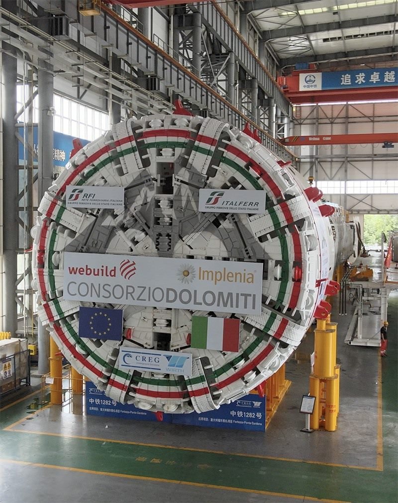 圖為中鐵裝備集團(tuán)盾構(gòu)總裝車間。人民網(wǎng)記者 唐宋攝