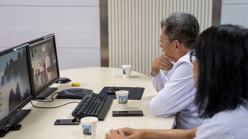 新疆醫(yī)科大學(xué)第一附屬醫(yī)院專家團(tuán)隊(duì)與哈薩克斯坦國立科學(xué)研究中心的專家對患者進(jìn)行跨國遠(yuǎn)程會診。人民網(wǎng)記者 許崢攝