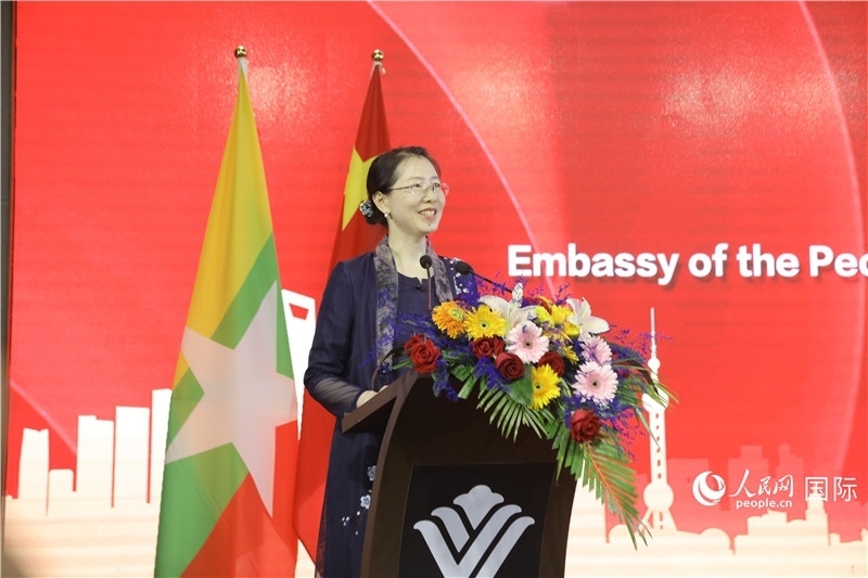 圖為使館臨時(shí)代辦曹靜致辭。人民網(wǎng)記者 謝佳君攝