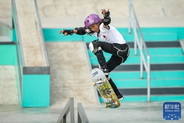 9月27日，中國選手崔宸曦在比賽中。當(dāng)日，在錢塘輪滑中心舉行的杭州亞運(yùn)會(huì)女子街式?jīng)Q賽中，中國選手崔宸曦以242.62分的成績奪得冠軍，曾文蕙獲得亞軍，日本選手伊藤美優(yōu)獲得季軍。新華社記者 潘昱龍攝
