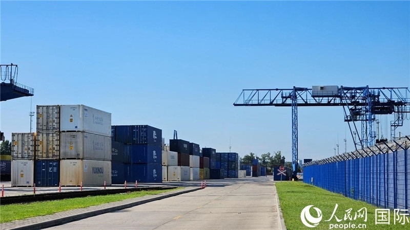 布列斯特北站，堆滿了來(lái)自中國(guó)的貨物。人民網(wǎng)記者 王震攝