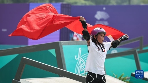 9月27日，崔宸曦在賽后慶祝奪冠。當日，在錢塘輪滑中心舉行的杭州亞運會女子街式?jīng)Q賽中，中國選手崔宸曦以242.62分的成績奪得冠軍，曾文蕙獲得亞軍，日本選手伊藤美優(yōu)獲得季軍。新華社記者 潘昱龍攝