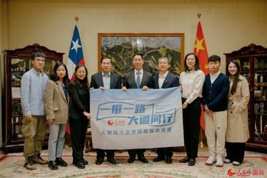 牛清報(bào)大使（中）與人民網(wǎng)、人民日報(bào)社記者合影。 人民網(wǎng)記者 張若涵攝