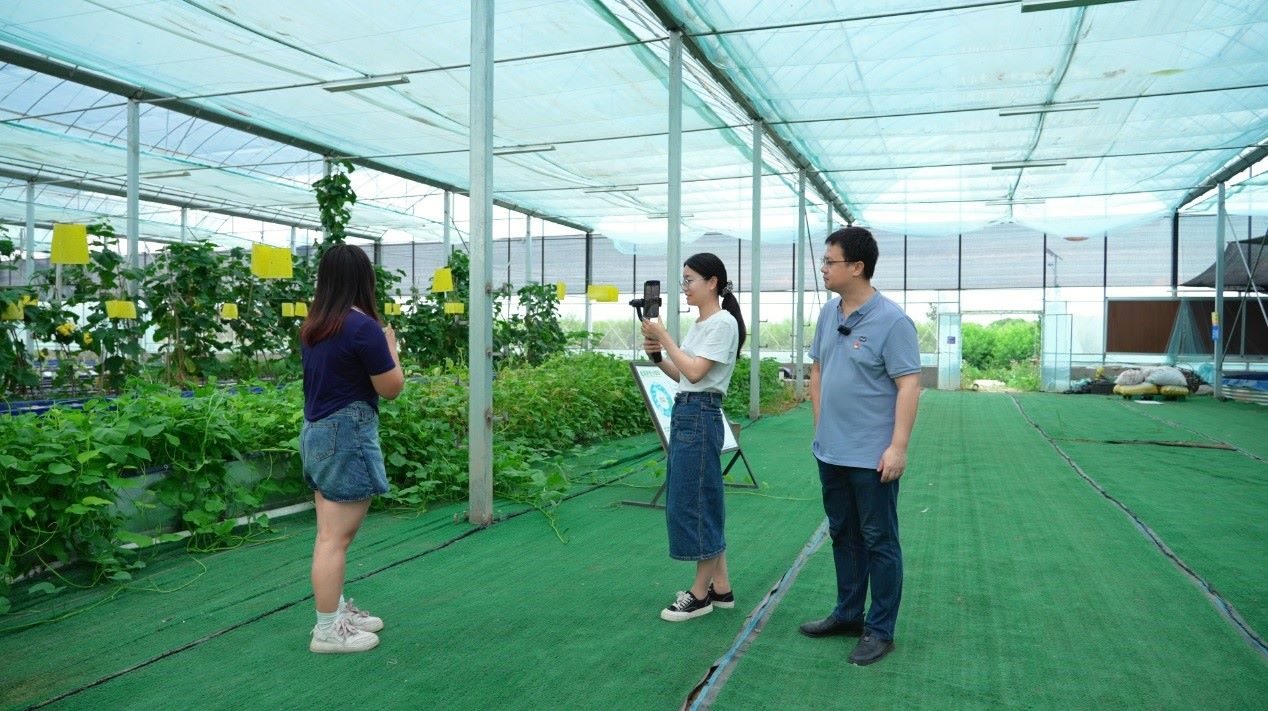 學(xué)生們正在現(xiàn)場(chǎng)直播。受訪單位供圖