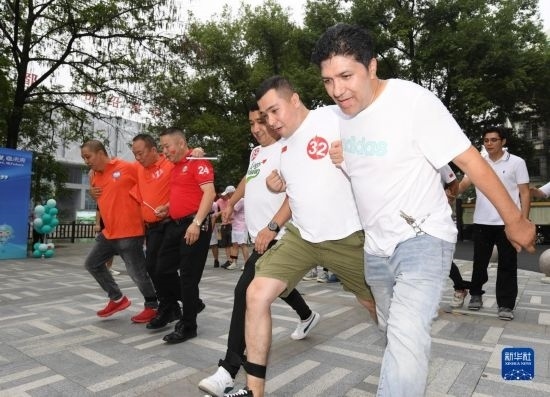 9月28日，在柯橋柯亭社區(qū)，各民族居民參加趣味運動會。