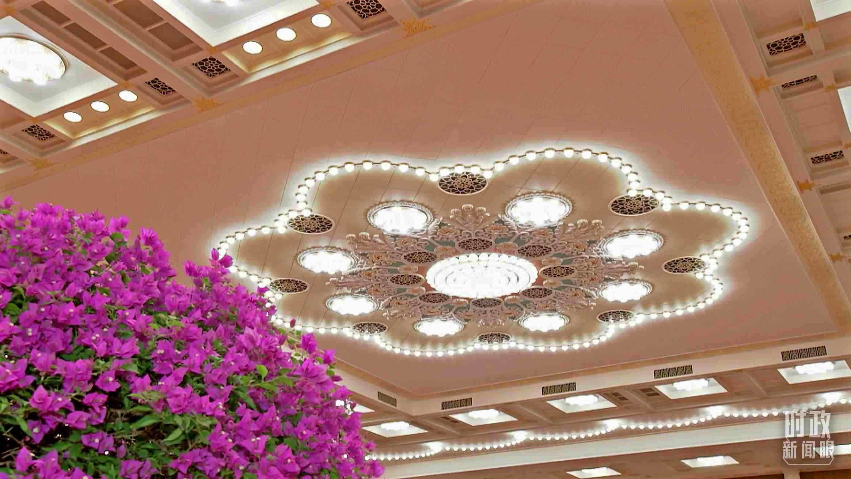 △人民大會堂宴會廳，華燈璀璨、鮮花綻放。