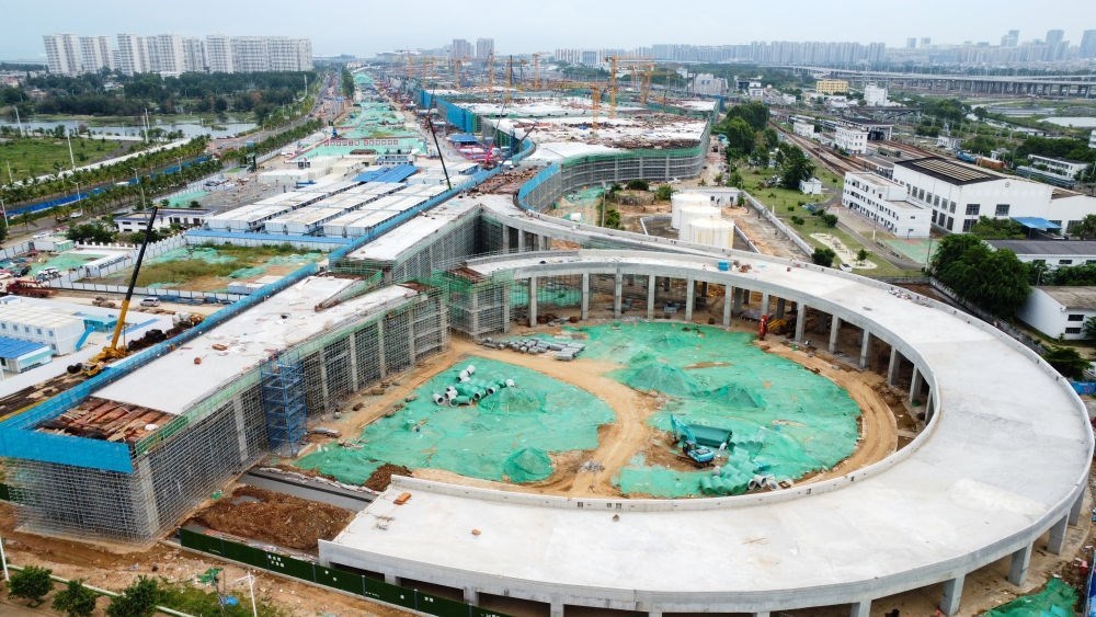 9月9日拍攝的?？谛潞８酆湍细邸岸€口岸”（貨運）集中查驗場所建設項目（無人機照片）。該項目是海南自貿港封關運作重點項目。新華社記者 楊冠宇 攝