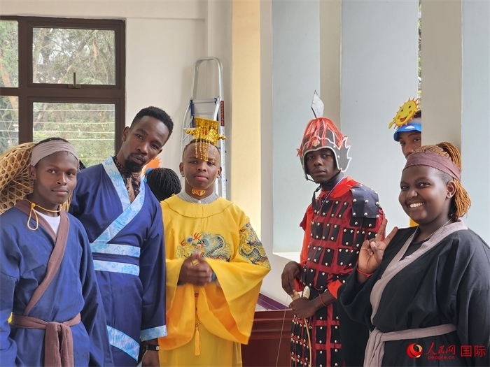 28日，肯尼亞內(nèi)羅畢大學(xué)孔子學(xué)院舉行“詩(shī)劇頌中秋，中肯共月明”中秋慶典，情景劇《嫦娥奔月》部分演員合影。人民網(wǎng)記者 黃煒鑫攝