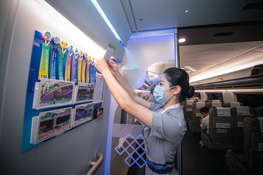 2023年9月16日，復(fù)興號亞運(yùn)智能動(dòng)車組列車正式載客運(yùn)營。新華社記者 江漢 攝