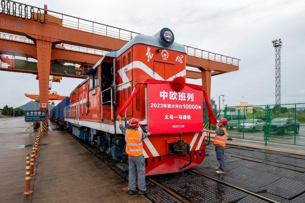 △2023年7月29日，滿載110個標箱出口貨物的X8020次中歐班列從浙江義烏西站準備啟程。
