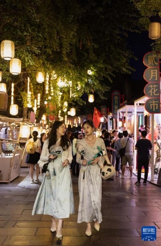 在成都寬窄巷子，兩位來自安徽的游客在新“十二月市”街區(qū)游覽（9月29日攝）。