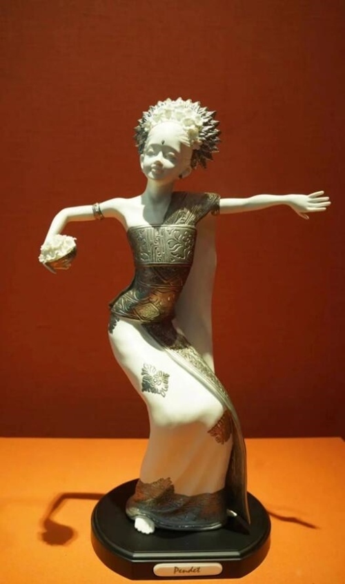 2013年10月，時任印度尼西亞總統(tǒng)蘇西洛贈送習(xí)近平主席的鑲錫瓷塑舞者。