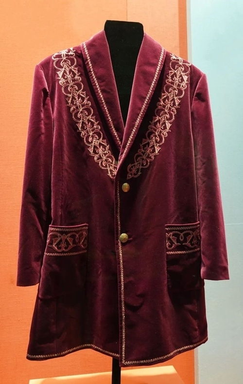 2013年9月，時任哈薩克斯坦總統(tǒng)納扎爾巴耶夫贈送習(xí)近平主席的哈薩克斯坦民族服裝。