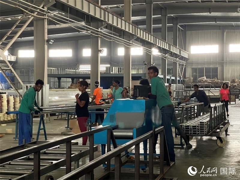 東方工業(yè)園華嘉鋁業(yè)生產(chǎn)車間。人民網(wǎng)記者 趙艷紅攝