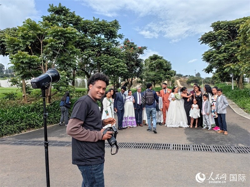 一對新人和親友在亞的斯亞貝巴友誼廣場合影。人民網(wǎng)記者 陳星星攝