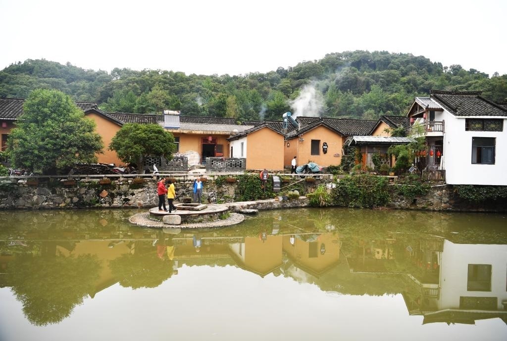 圖為9月27日游客在田鋪大塆參觀游玩。新華社記者張浩然攝