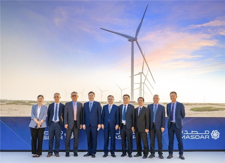 中方建設(shè)者在風(fēng)電場(chǎng)合影。中國(guó)電建供圖