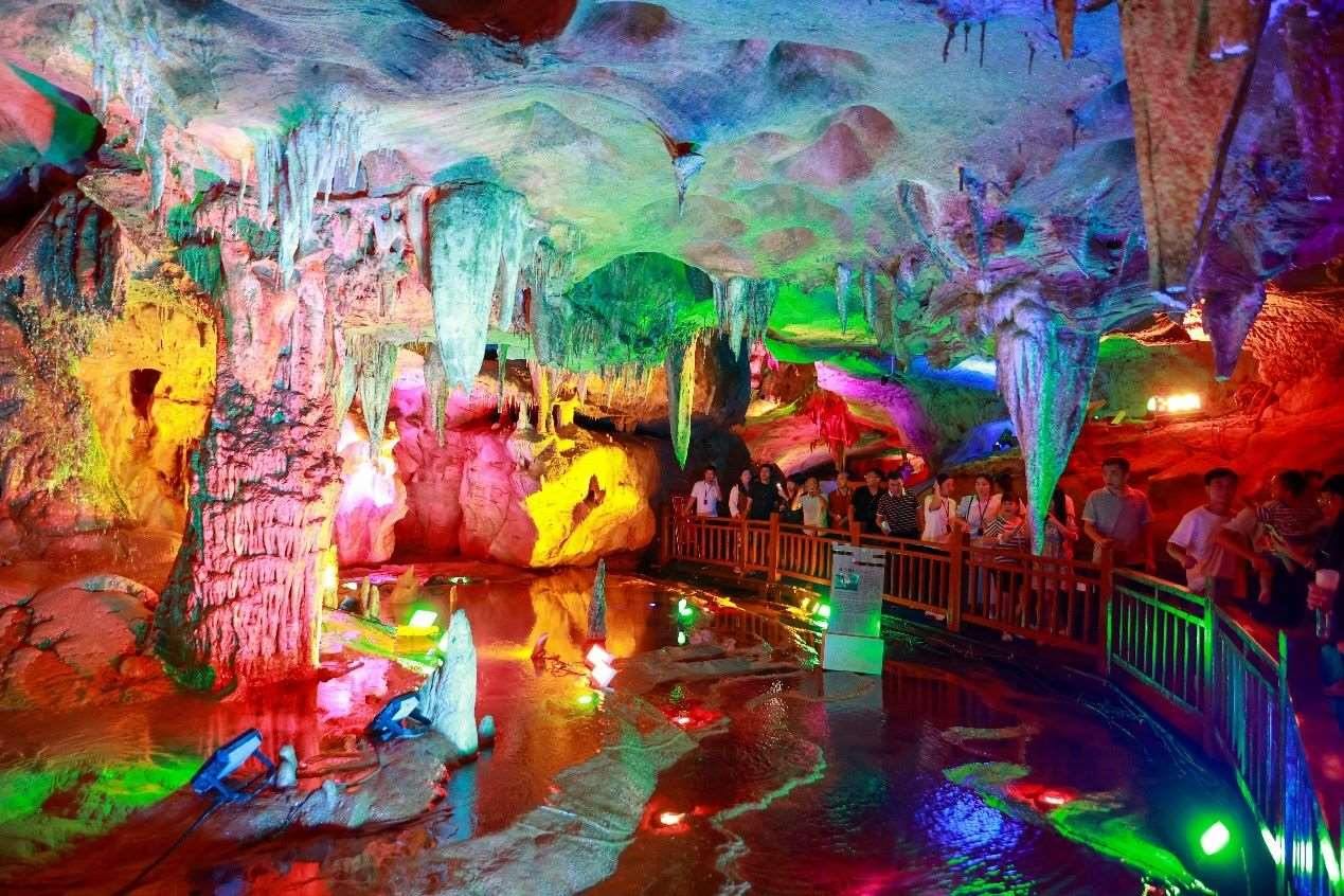 國慶假期期間，江西萬年神農(nóng)宮景區(qū)游人如織。受訪者供圖