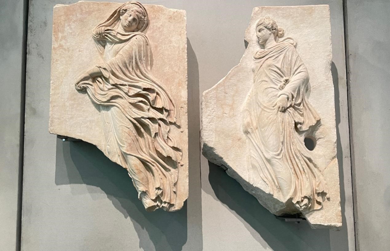 出自酒神劇場的浮雕，刻畫了舞者的形象。人民網(wǎng)記者 郭冠華攝