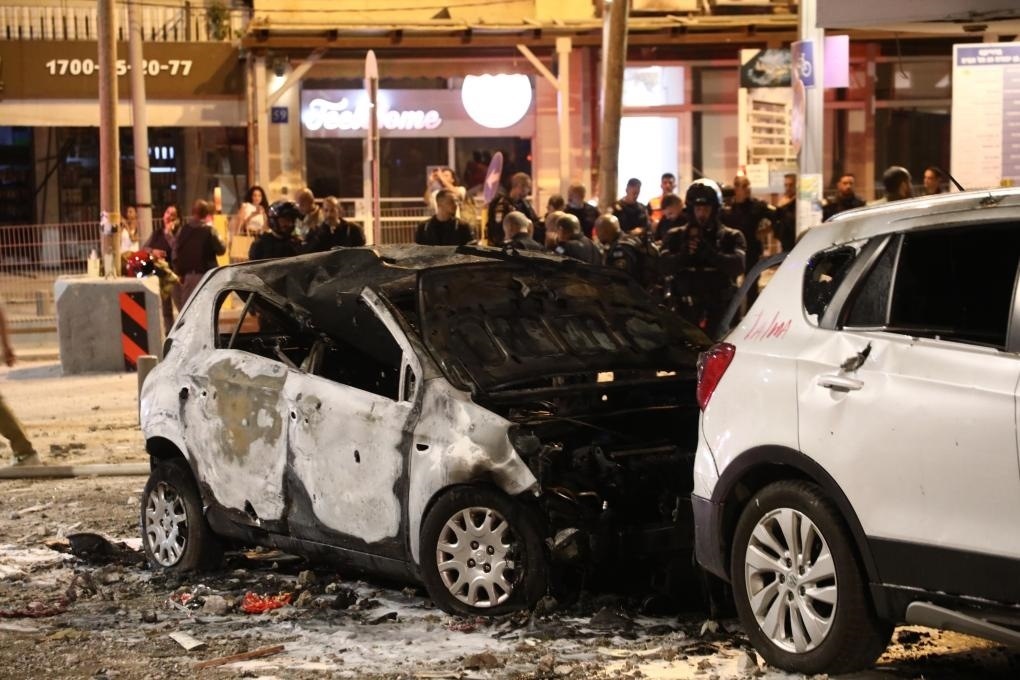 這是10月7日在以色列特拉維夫拍攝的遭火箭彈破壞的車輛。新華社發(fā)