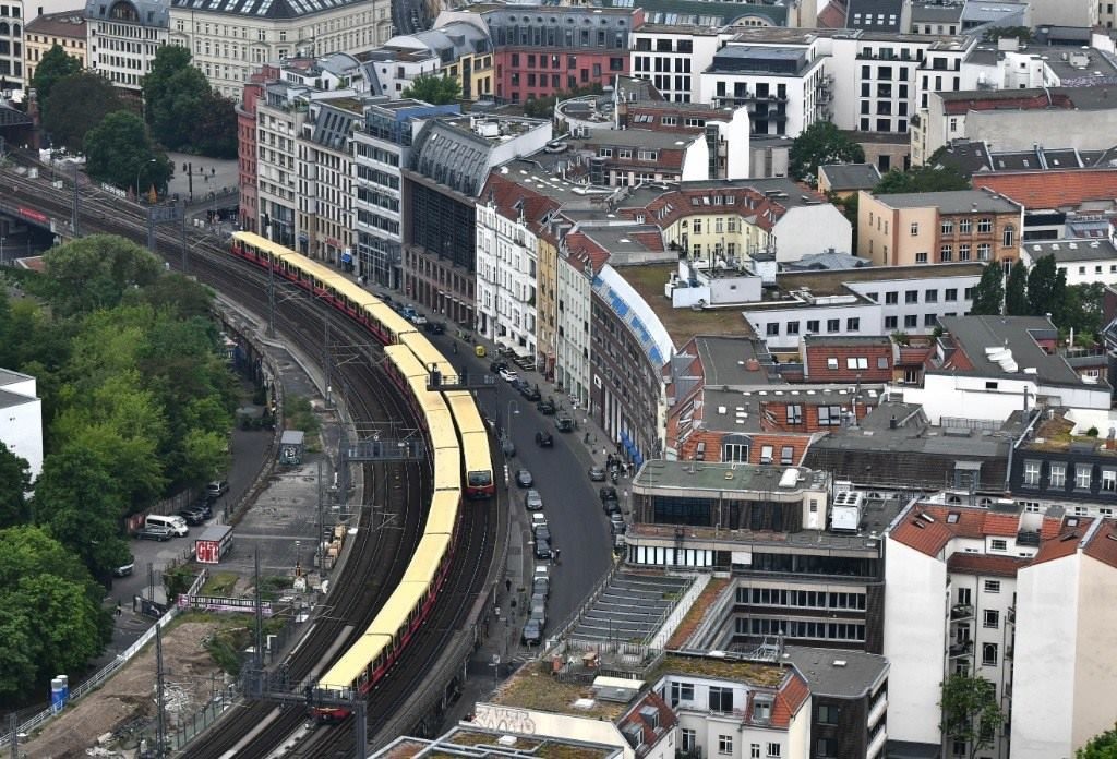 5月23日，列車在德國(guó)柏林市區(qū)行駛。新華社記者任鵬飛攝