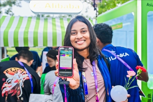 亞運(yùn)村運(yùn)動員正在展示個人的低碳賬戶。 受訪者供圖