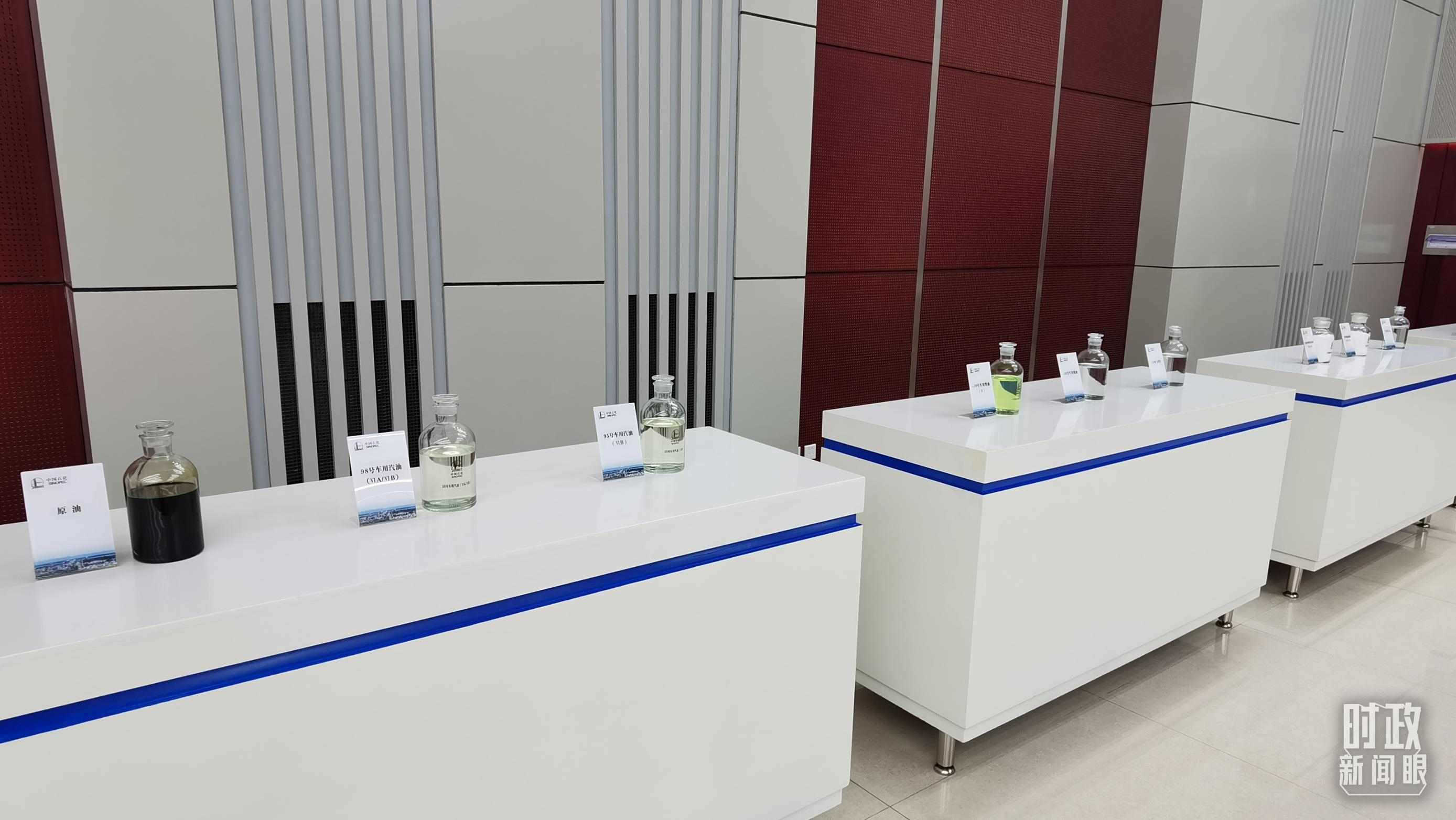 △中國(guó)石化九江分公司生產(chǎn)的產(chǎn)品展示。（總臺(tái)央視記者郭鴻拍攝）