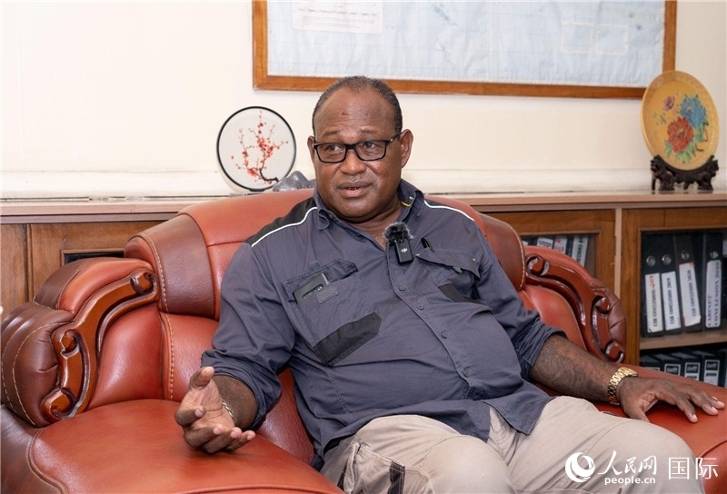 2023年9月13日，所羅門群島副總理兼基礎(chǔ)設(shè)施和發(fā)展部長(zhǎng)梅納西·梅蘭加在首都霍尼亞拉接受人民網(wǎng)記者專訪。人民網(wǎng) 賀吉攝