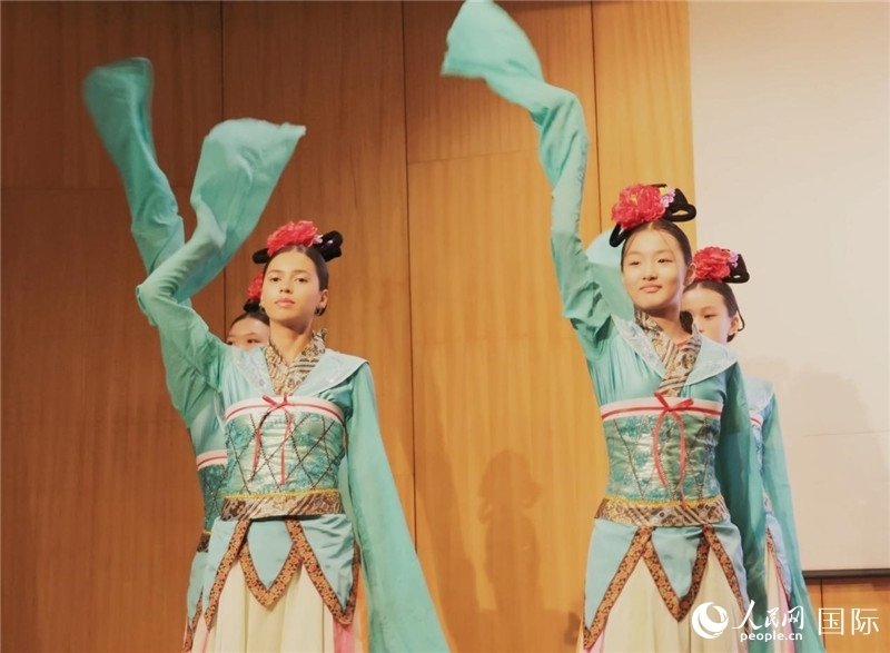 兩國(guó)文化志愿者共同表演中國(guó)傳統(tǒng)舞蹈。人民網(wǎng)記者 陳海琪攝