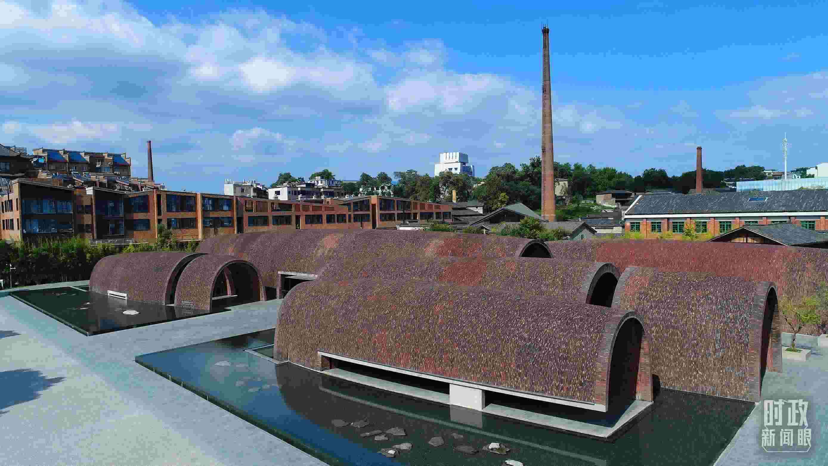 △街區(qū)內(nèi)的博物館，借鑒了景德鎮(zhèn)清代獨(dú)創(chuàng)的蛋形柴窯構(gòu)造特點(diǎn)。（總臺(tái)央視記者范凱拍攝）