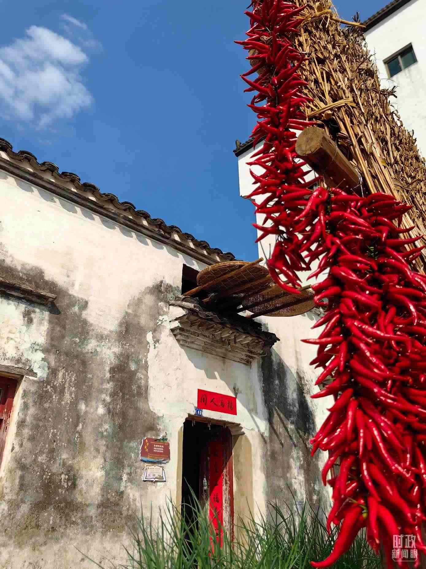 △石門村農(nóng)家晾曬的辣椒。（總臺(tái)央視記者段德文拍攝）