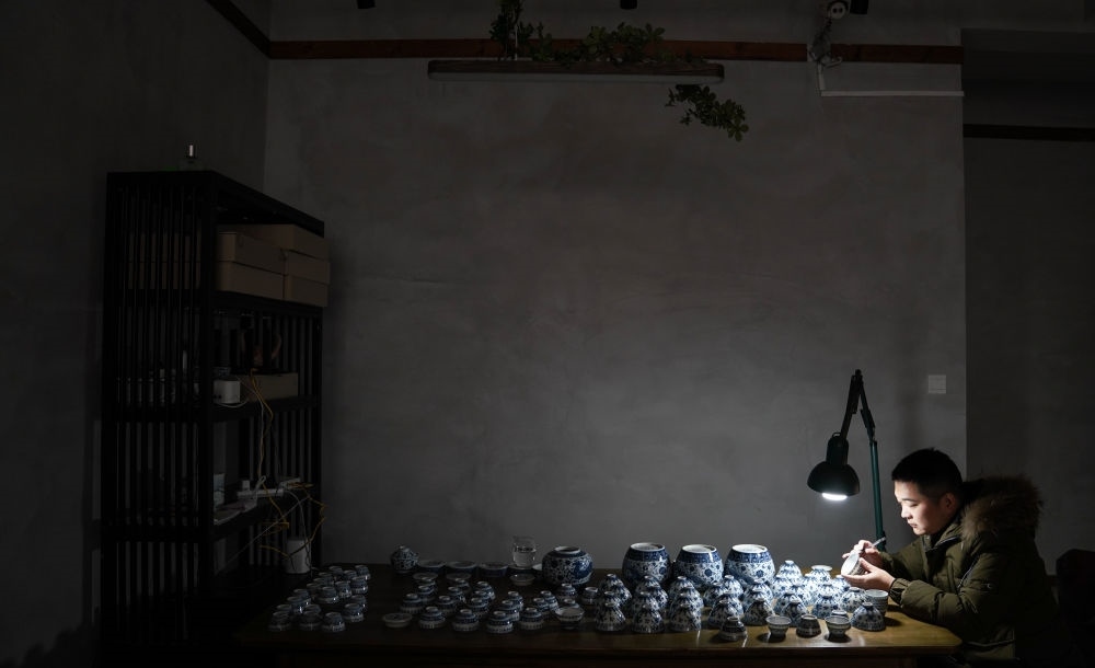 ↑ 2020年12月23日，手工陶瓷制作者在工作室檢測(cè)成品。