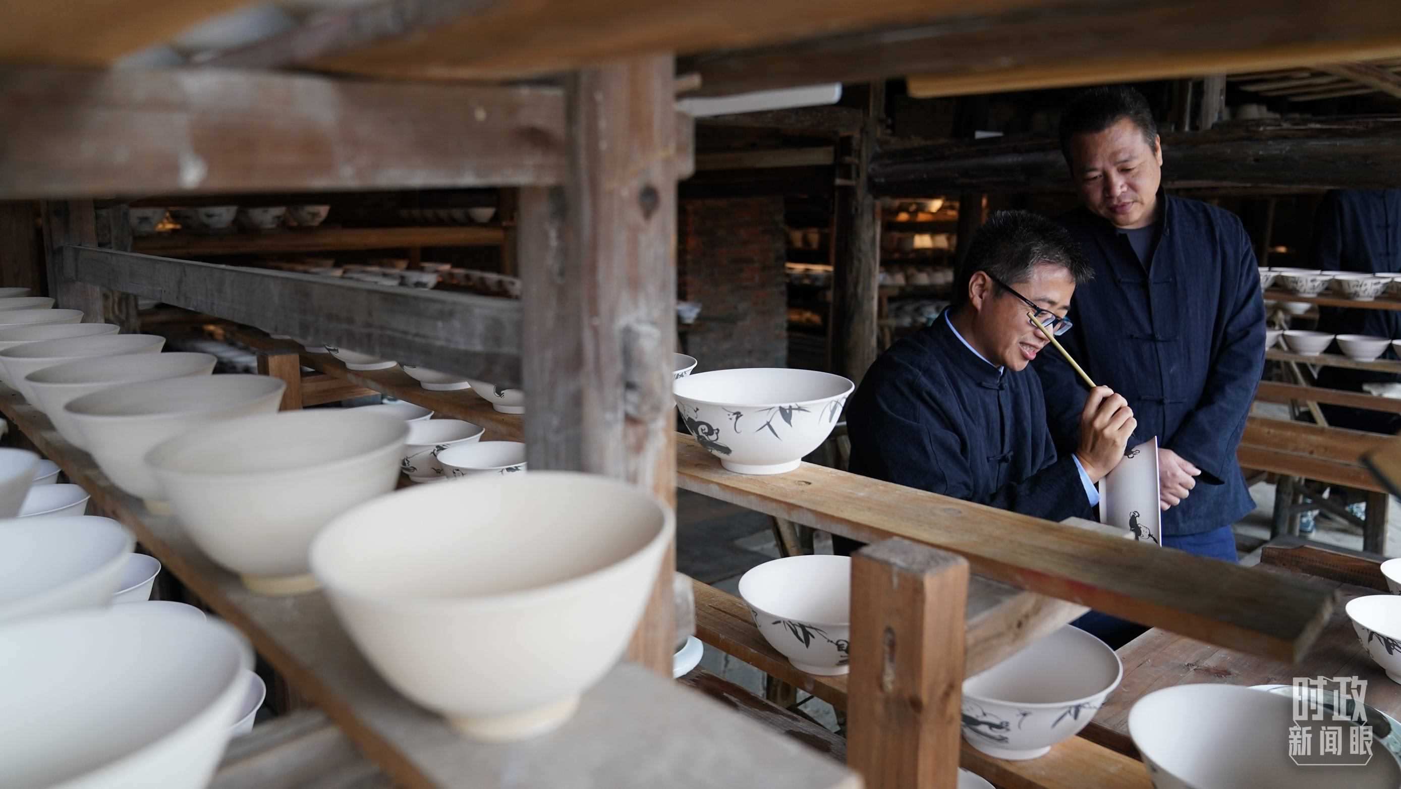 △非遺傳承人正在繪制瓷器。（總臺(tái)國(guó)廣記者李晉拍攝）