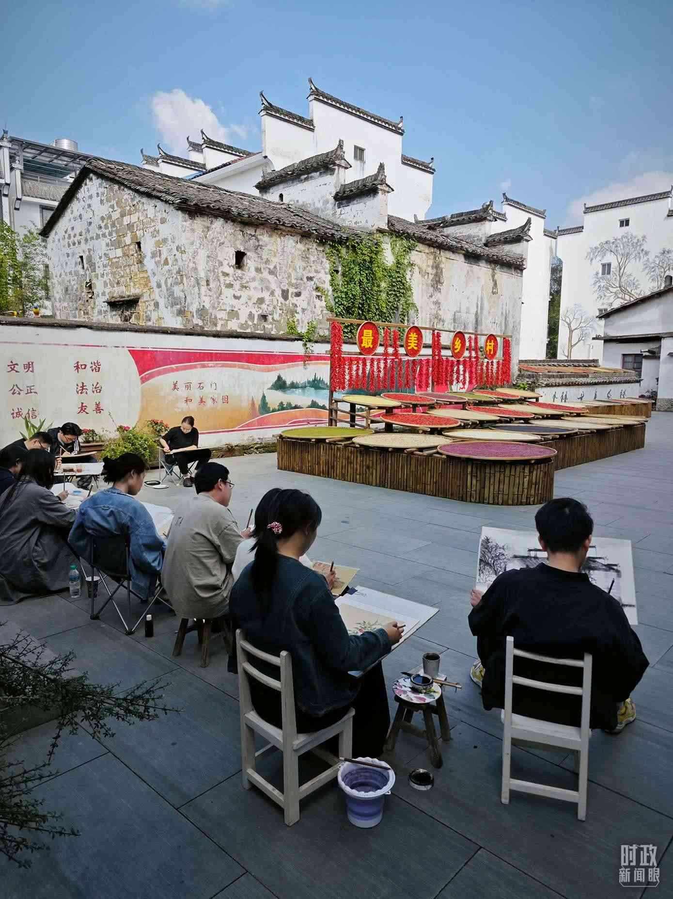 △來(lái)自中國(guó)美術(shù)學(xué)院的同學(xué)在石門村寫生。（總臺(tái)央視記者郁振一拍攝）