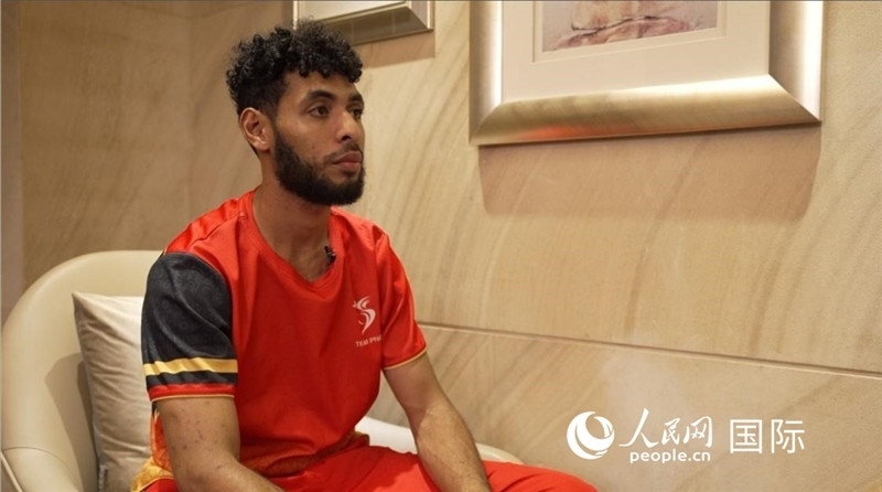 巴布亞新幾內(nèi)亞乒乓球國(guó)家隊(duì)隊(duì)員杰弗瑞·羅伊接受采訪。 人民網(wǎng) 彭昱凱攝