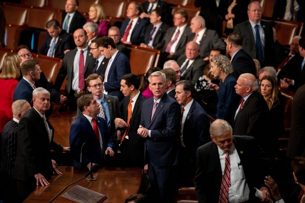 這是1月6日在美國(guó)華盛頓國(guó)會(huì)拍攝的凱文·麥卡錫（中）。新華社記者劉杰攝