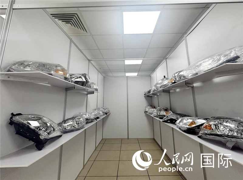 在位于莫斯科格林伍德國際貿(mào)易中心的浙江寧波優(yōu)質(zhì)商品展銷中心內(nèi)，展示著來自浙江寧波慈溪市的汽車配件樣品。人民網(wǎng)記者 申佳平攝