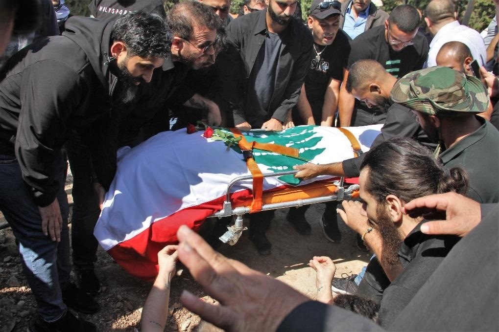 10月14日，黎巴嫩南部希亞姆鎮(zhèn)，黎巴嫩記者和民眾為在以色列轟炸中死亡的攝影記者伊薩姆·阿卜杜拉送葬。新華社發(fā)（塔希爾·阿布·哈姆丹攝）