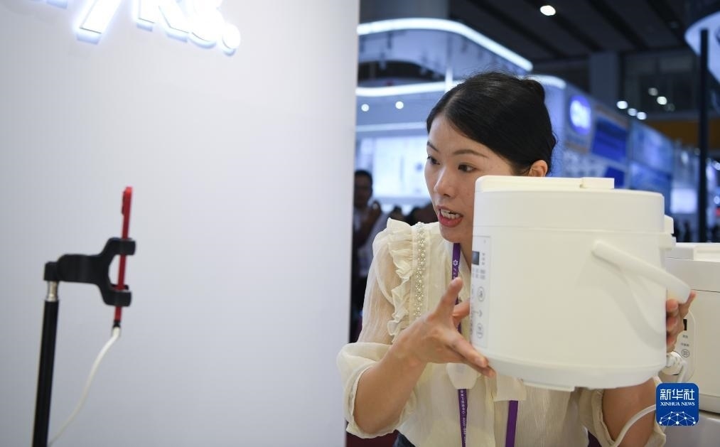 10月15日，參展的工作人員在展臺直播介紹家電產(chǎn)品。新華社記者 鄧華 攝