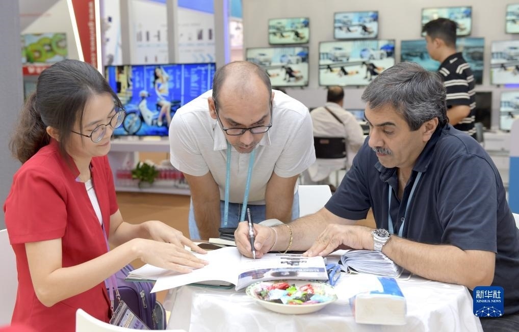 10月15日，客商在廣交會上洽談業(yè)務(wù)。新華社記者 盧漢欣 攝