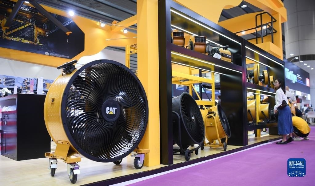 10月15日，參觀者在了解一家美國參展商的產(chǎn)品。新華社記者 鄧華 攝